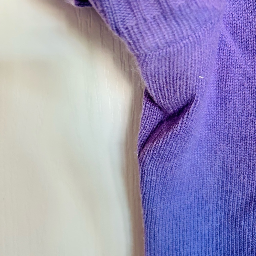 Charter club. Shirt sleeve cashmere sweater in lilac purple color. Size large - Picture 3 of 6